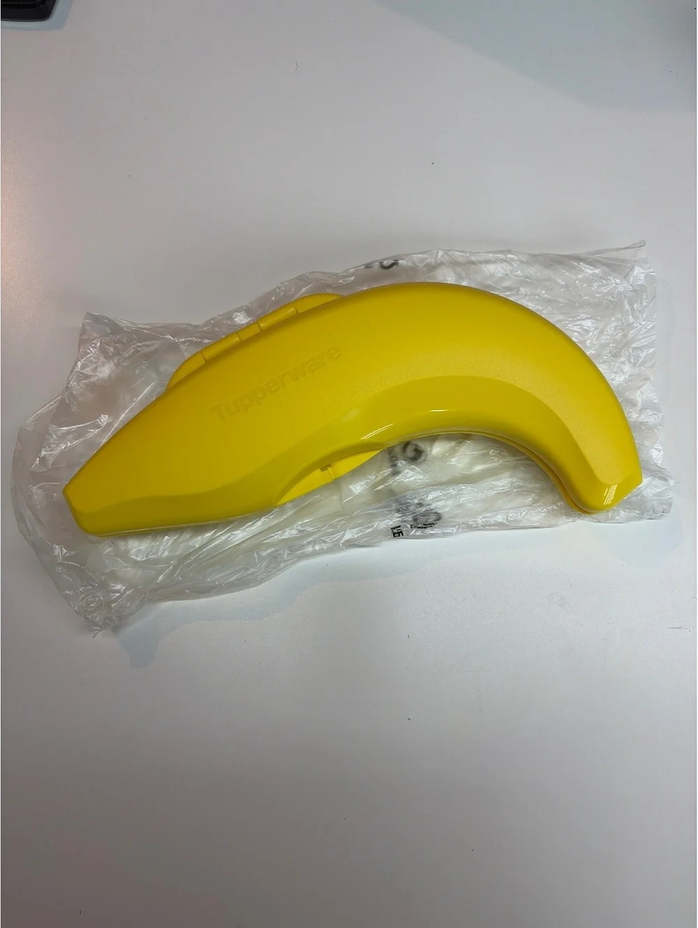 Tupperware Banana Keeper Yellow Plastic Fruit Protector Guard Case 9 Inch NEW